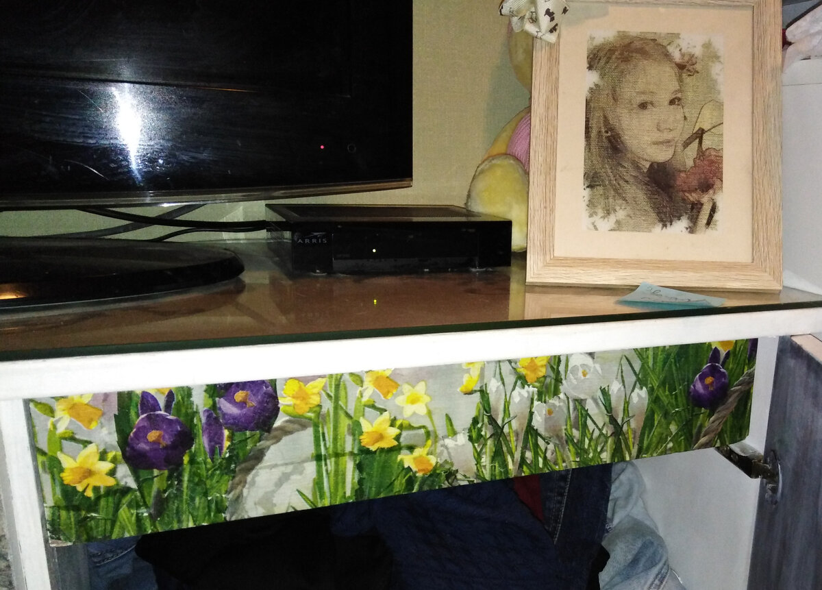 На выдвижном ящике я сделала декупаж из салфеток