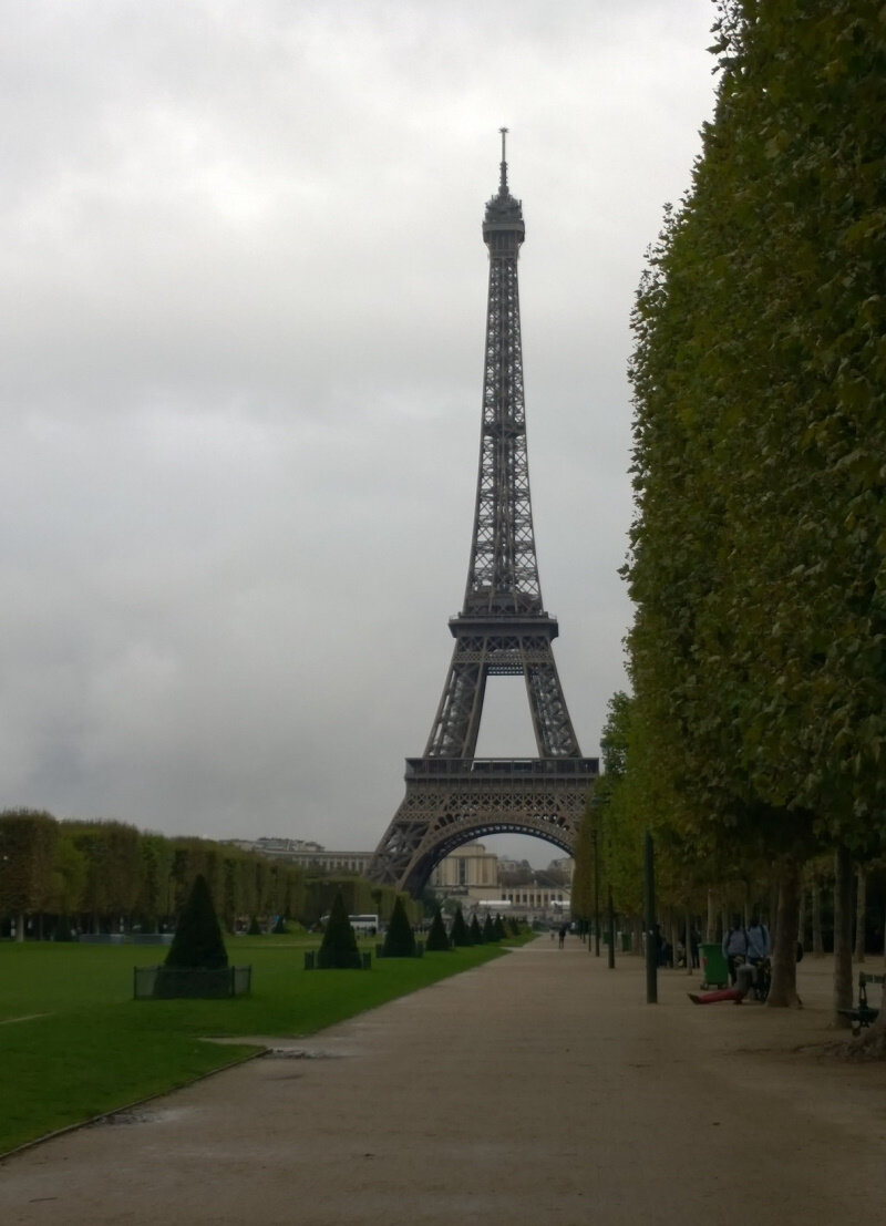 Дождливый, неприветливый Париж