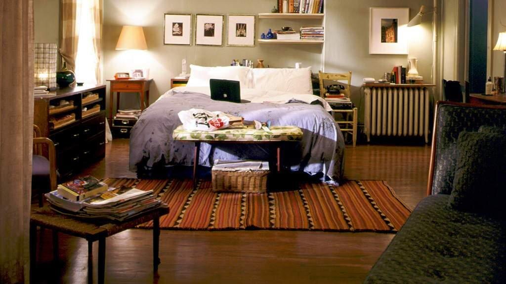 Практичность героини отражается в использовании буквально каждой поверхности в доме, примером тому батарея-полка.