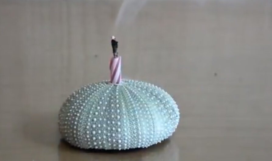 Потушена свеча дымит и .....