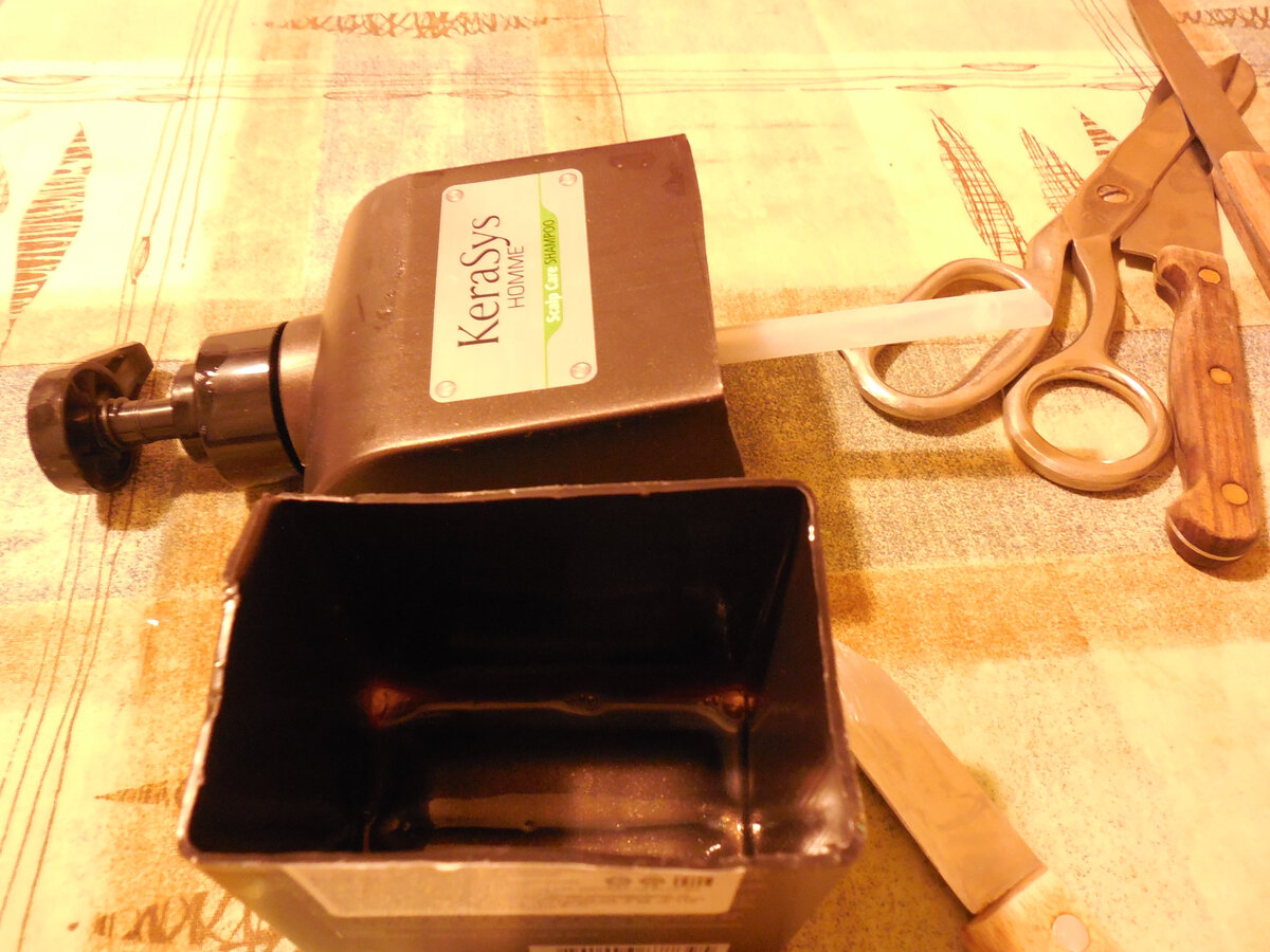 Основа прудика - пластиковая ёмкость из-под шампуня