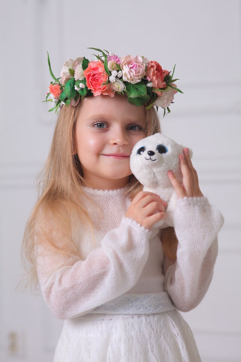 Наша модель - Машенька! На ней платье из итальянской пряжи и венок из цветов из фоамирана. всё -  моя работа!