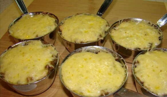 Вкусный жульен (жюльен) с курицей и грибами, в кокотнице, под золотистой сырной корочкой - звучит очень аппетитно. Это популярное блюдо из грибов прекрасно подходит для романтического ужина. Хорош жульен, как горячая закуска, в меню праздничного стола.