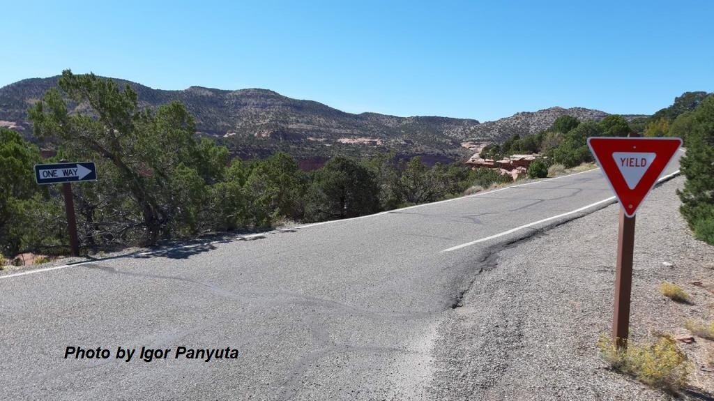 Знак «Уступить дорогу» в США