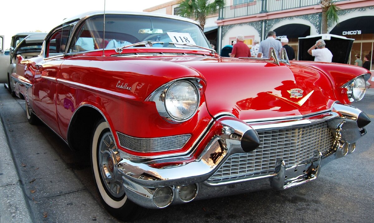 Candy-apple Caddy of the 50s – алый Кадиллак 1950-х годов, машина до сих пор популярная у коллекционеров.
