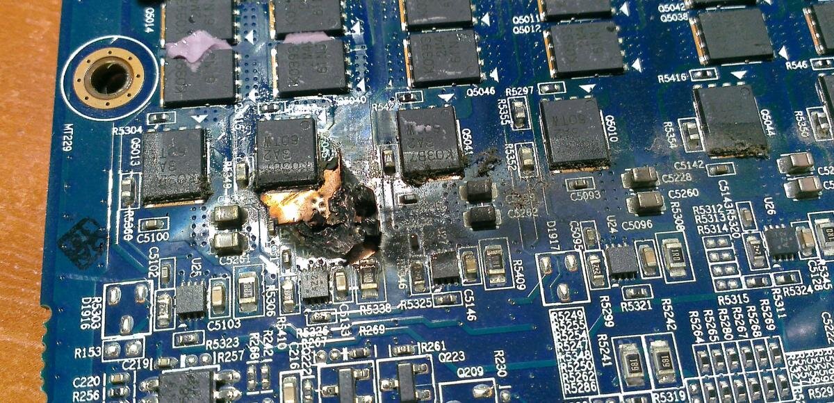Вышла из строя микросхема. Предохранитель для материнской платы ноутбука. SMD 8550 на видеокарте. СМД предохранитель на видеокарте. Прогар VRM видеокарты.
