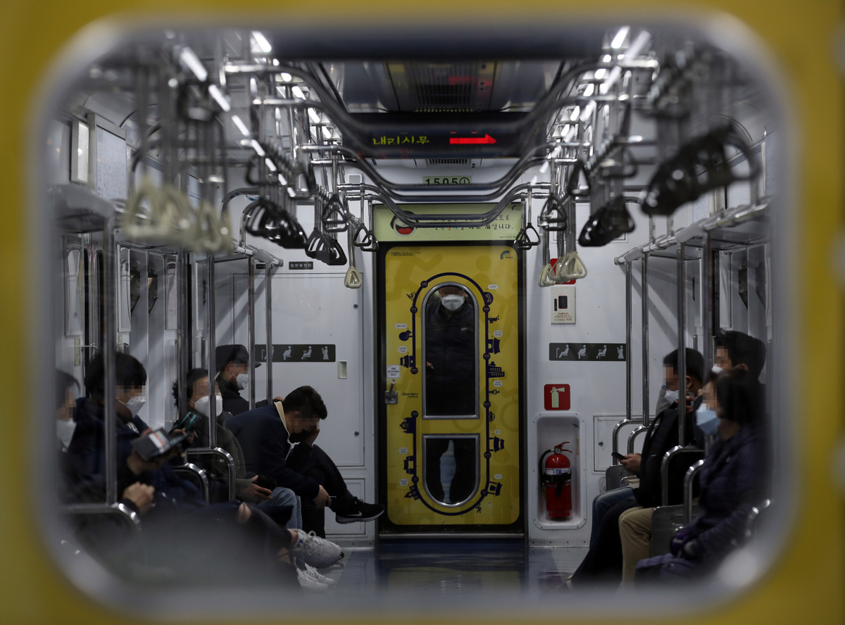 Пассажиры в метро Сеула в среду (Yonhap)
