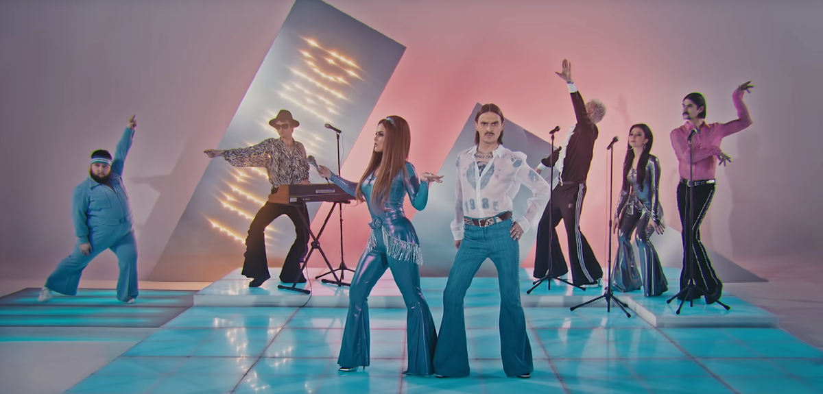  Общая атмосфера клипа резко отличается от выступлений других участников Евровидения.  