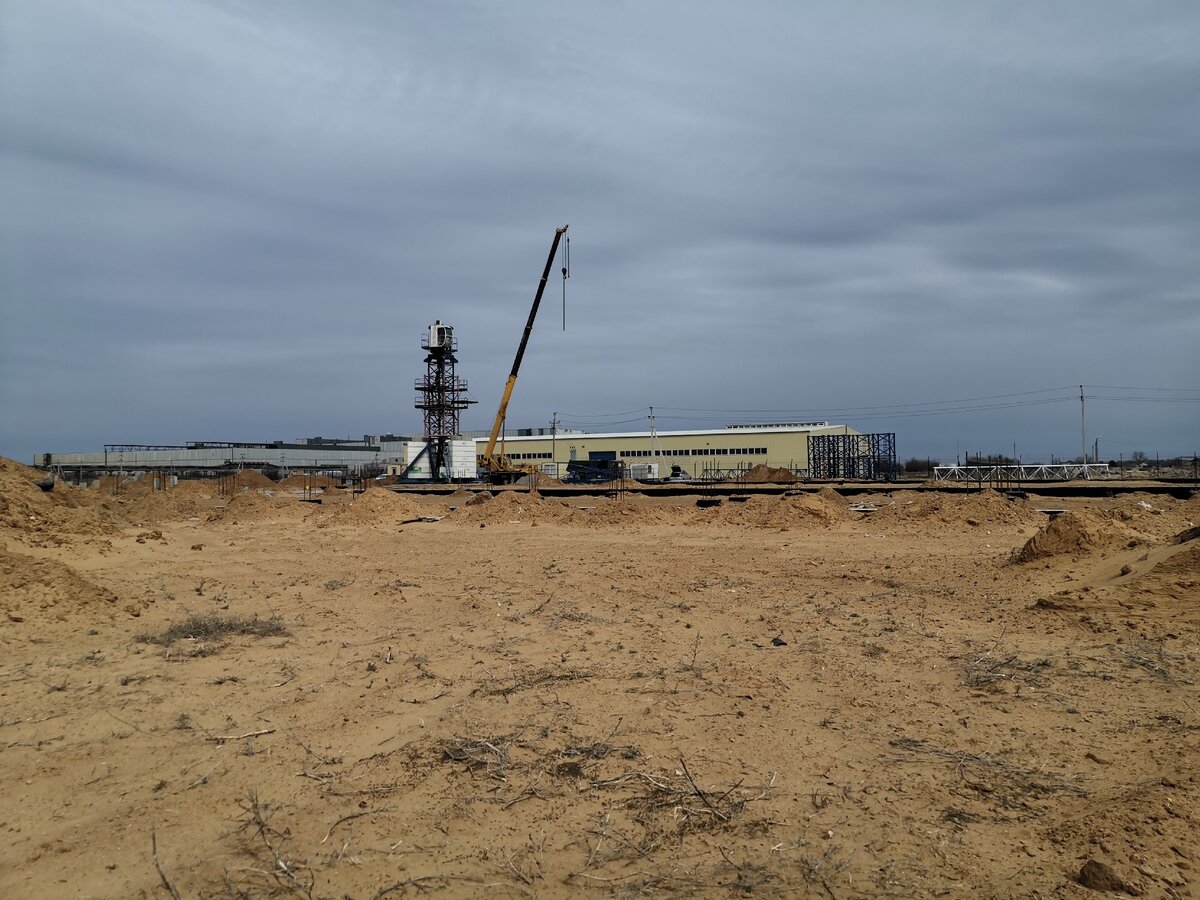 Производственный корпус. Рядом идёт строительство новых корпусов резидентов ОЭЗ Лотос. 