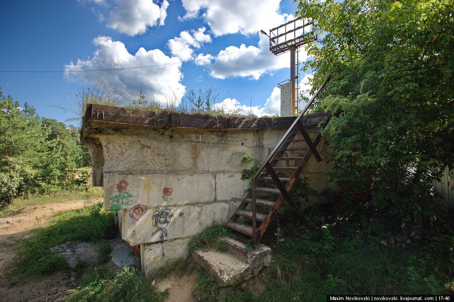 1. Гуляя по природному парку Солотча оказываешься около этого места на Лысой горе, где расположен этот трамплин. На трамплин ведет лестница.

