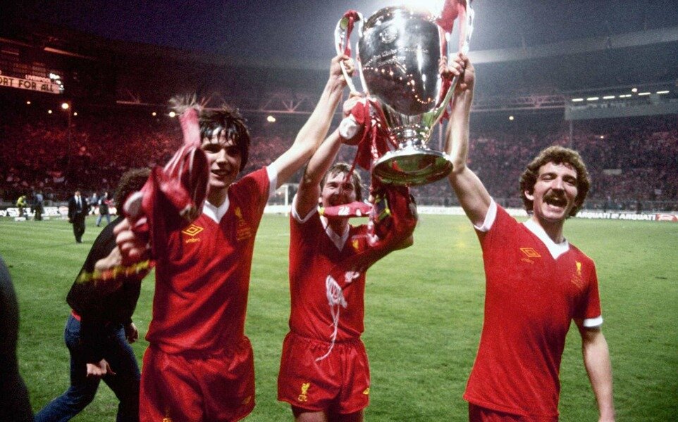Кенни Далглиш (в центре) с Кубком чемпионов