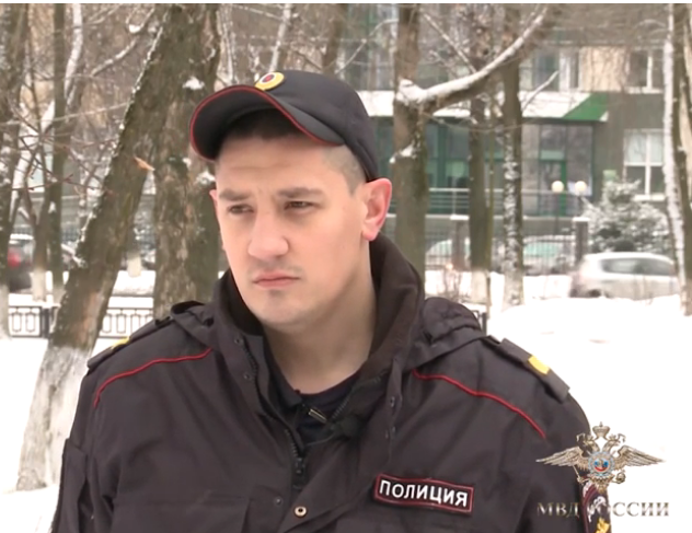 Старший сержант полиции Максим Шмидт спас малышку от гибели. 