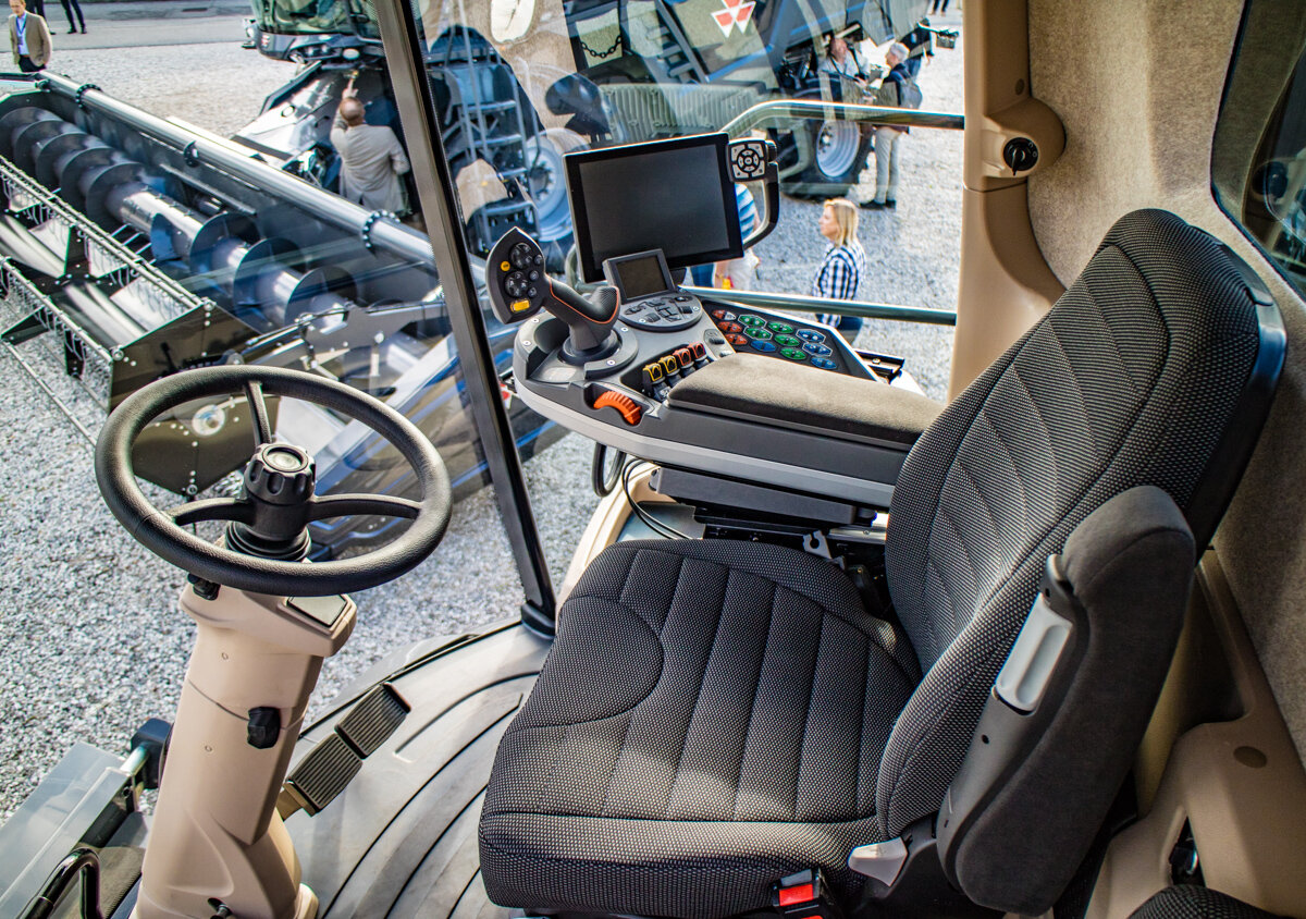 "Старая" кабина с рулевой колонкой