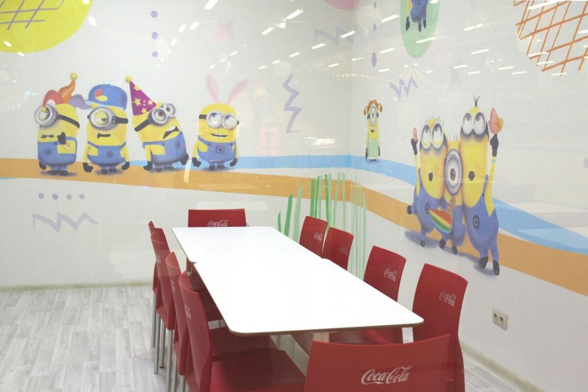 Миньоны, рисунки на стенах детского центра