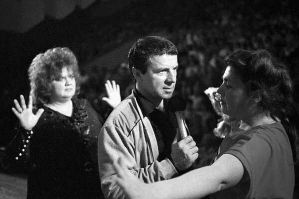 Сеанс Кашпировского, 90-е, фото - lenta.ru