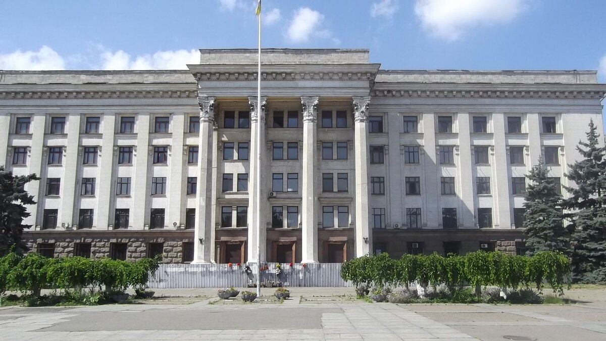 2 мая, в Одесском Доме Профсоюзов произошли трагические события. Здесь всегда живые цветы, в память о погибших ребятах! Мы будем помнить каждого! 