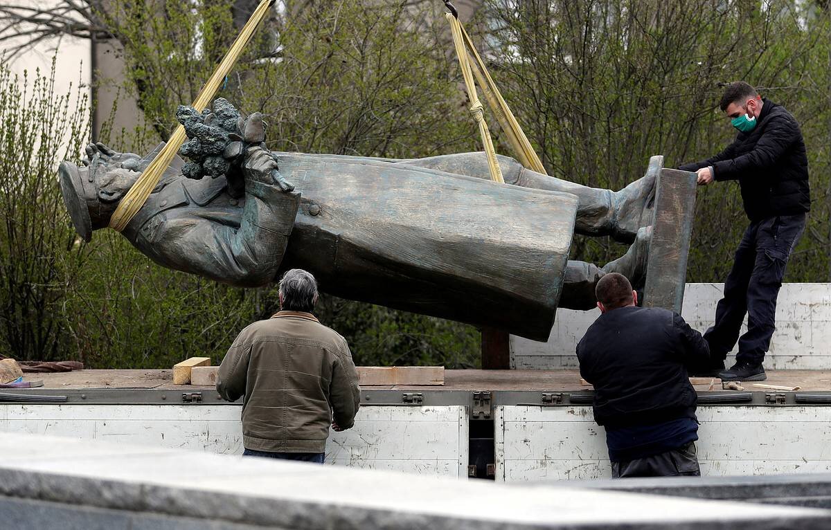 Демонтаж памятника Коневу в Праге. Фото с интернета