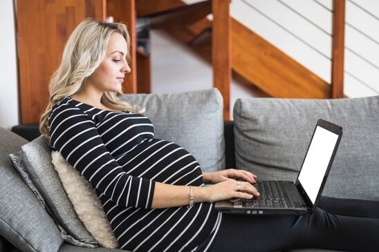 Фото: https://www.freepik.com/free-photo/side-view-pregnant-woman-using-laptop-with-blank-white-screen_2627545.htm#page=2&query=Pregnancy+work&position=5
