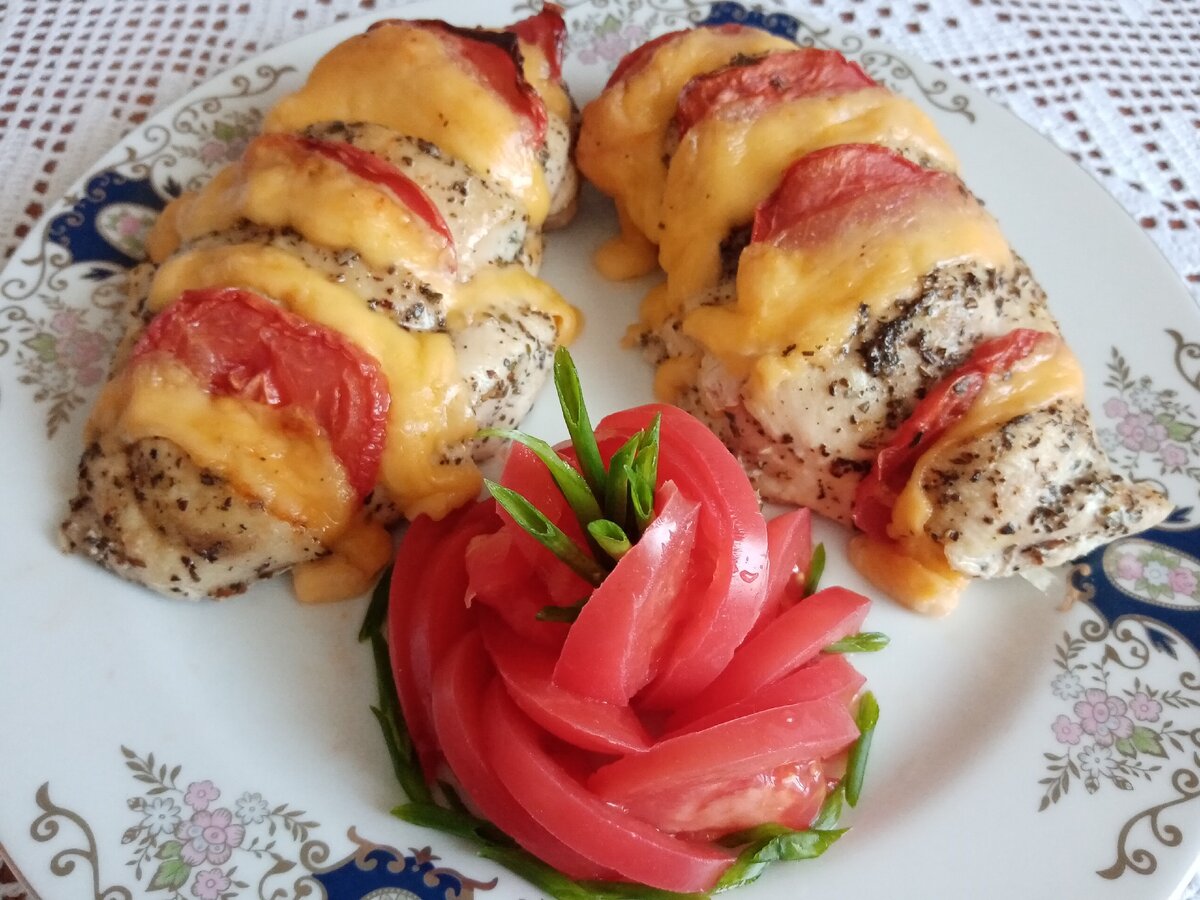Запечённое куриное филе с сыром и помидором.