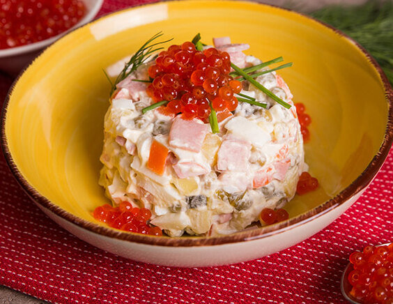 Ветчина  - 100 граммов

Красная икра - 67 граммов

Зеленый горошек консервированный - 134 грамма

Консервированный ананас - 167 граммов

Картофель - 2 штуки

Перепелиные яйца - 7 штук

Соленые огурцы - 3 штуки

Морковь - 0.7 штук

Майонез - 67 граммов

Сладкий соус чили - 0.7 ст.л.

Зелень - для подачи