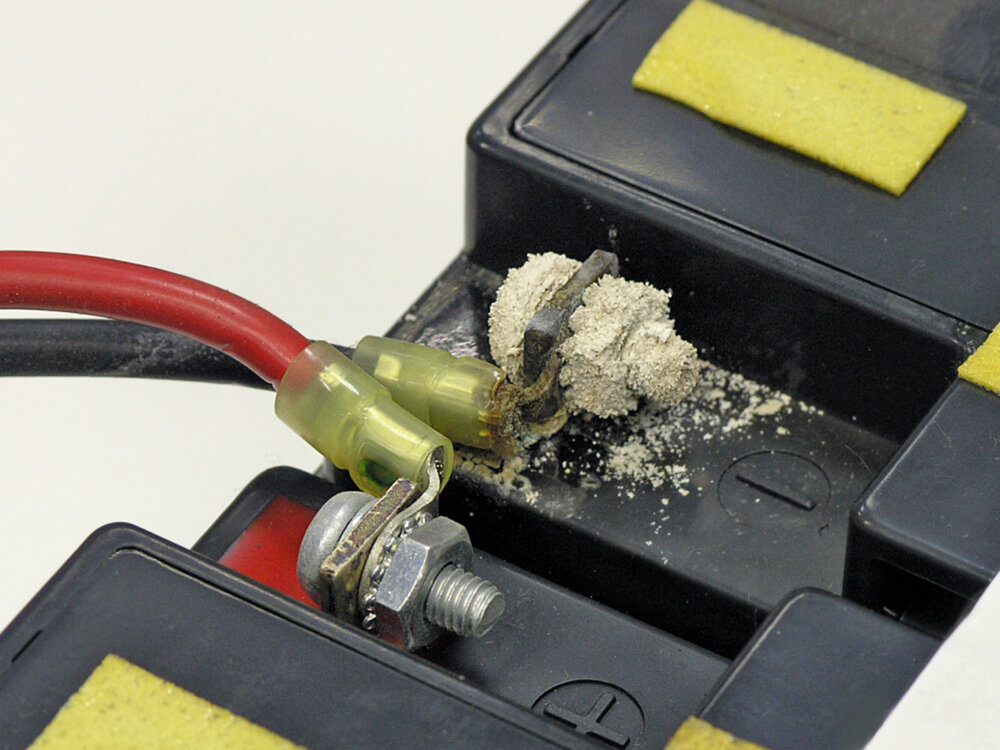 Плюсовая клемма ваз 2114. Как подсоединить провод к клемме аккумулятора. Аккумулятор соединяют провод. Искрит аккумулятор при подключении клемм. Минусовая клемма аккумулятора.