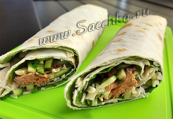 Рулет из лаваша с рыбой, сыром и овощами