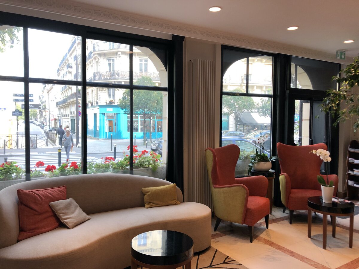 Вид на улицу из холла. У нас на эту же сторону окна выходили