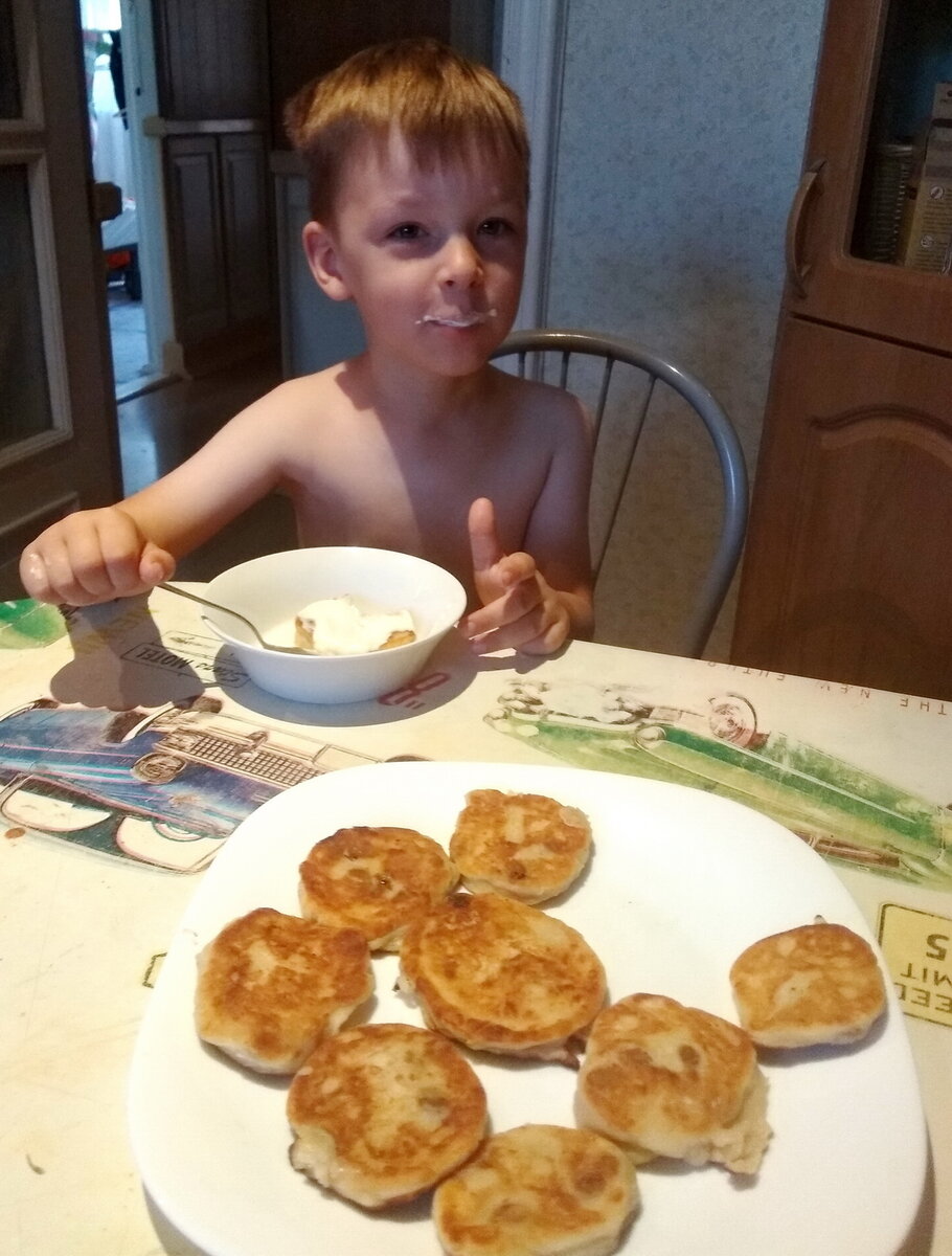 Говорит, что вкусно и тянется за добавкой. Это победа)