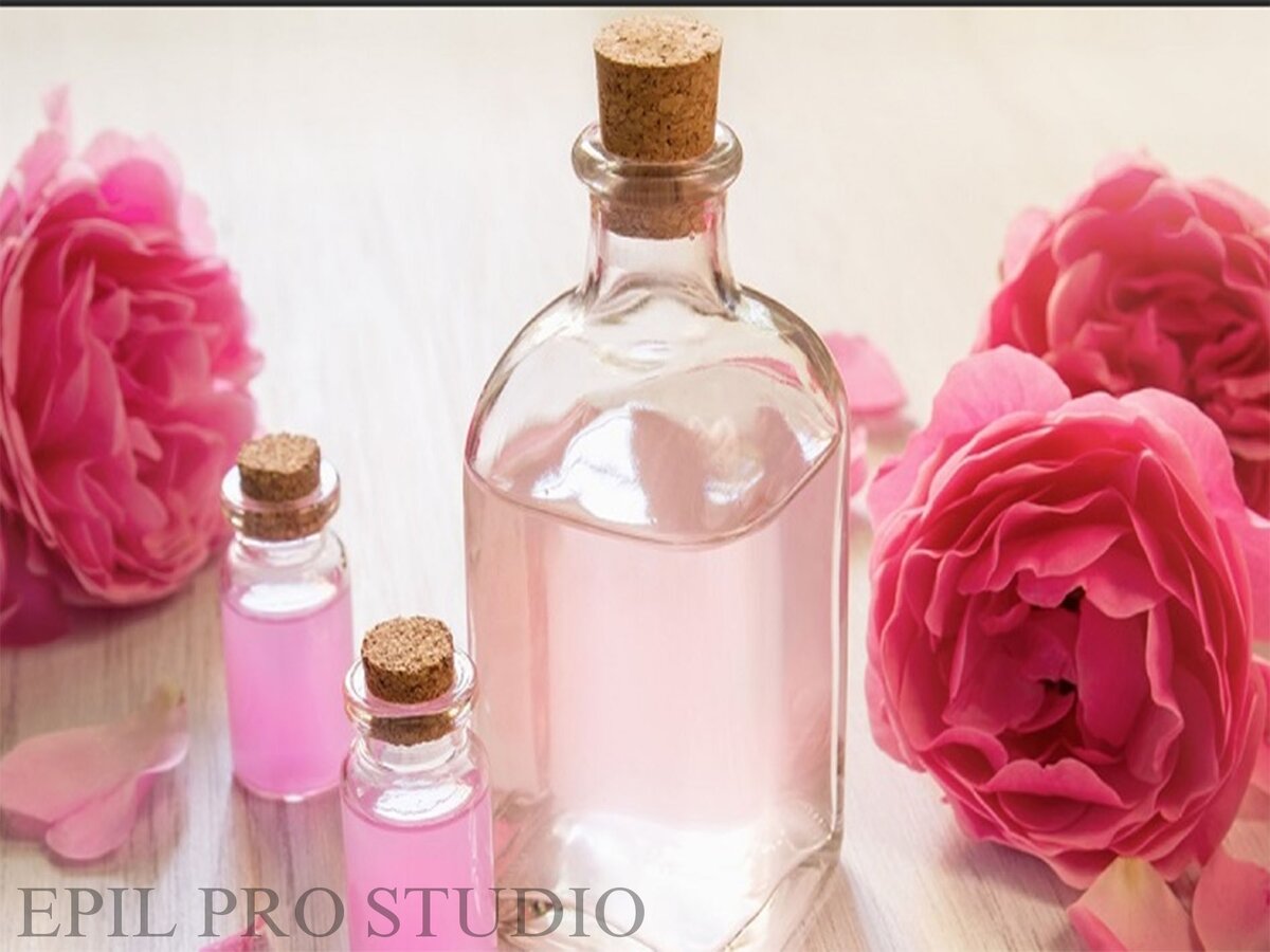 используйте розовую воду для очищения кожи 