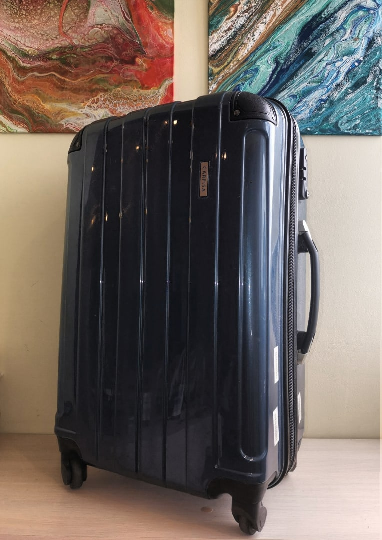 Обычный небольшой чемодан, взят из шкафа.