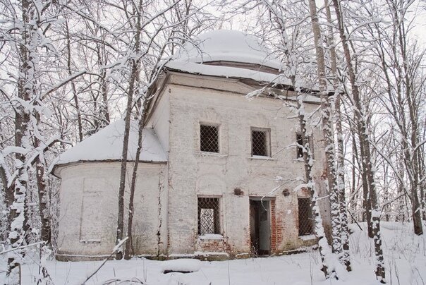 Пустынская Троицкая в Александро-Коровиной пустыни церковь, 1823 года, каменная. Престолы в честь: Святой Троицы - главный (освящён после ремонта 1 июня 1869 г.), Успения Пресвятой Богородицы, прп. Арсения Комельского (освящён 13 июня 1864 г.). Была приписана к Монзенскому приходу. Фото https://sobory.ru/photo/153897