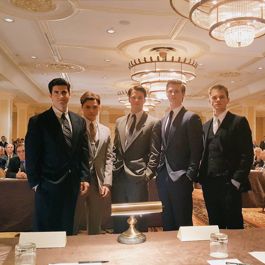 Мы научим тебя "успешному успеху". Кадр из фильма "Клуб миллиардеров"