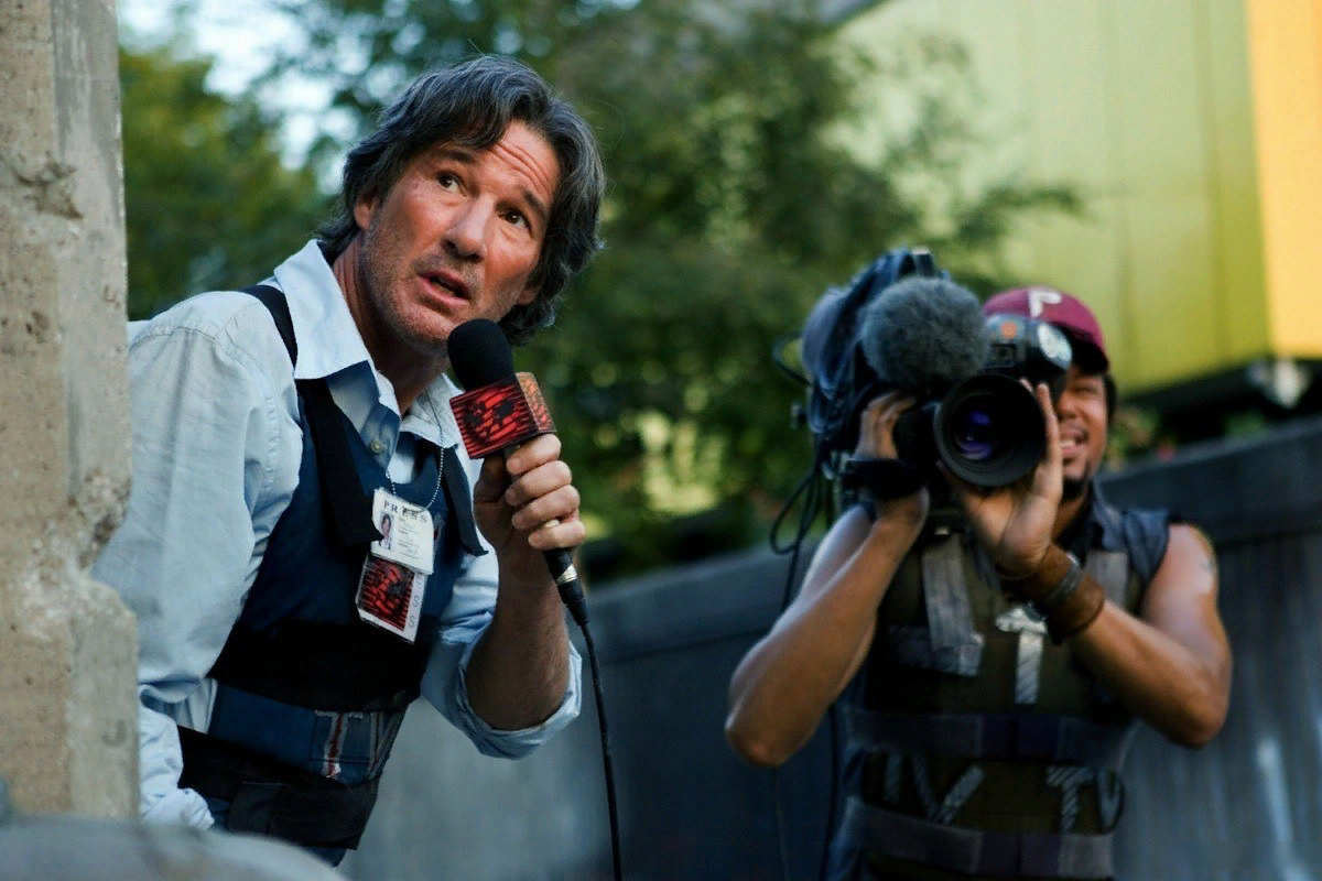 Профессия журналист. Журналист на телевидении. Джейк джилленхол стрингер. Телевидение съемки. Репортаж апокалипсис фильм.