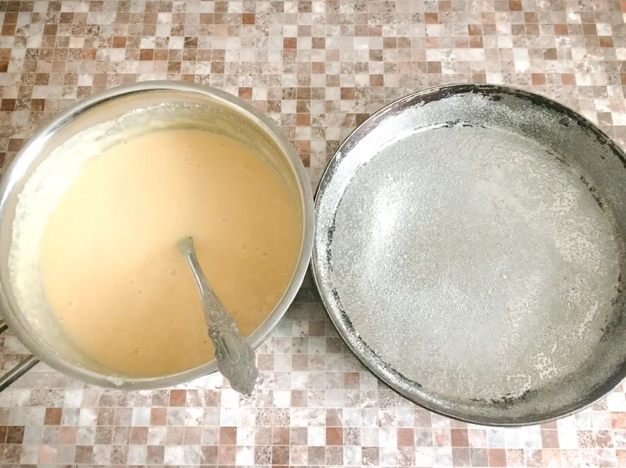 Форму я смазала растительным маслом и обсыпала той же манкой - так надежнее.