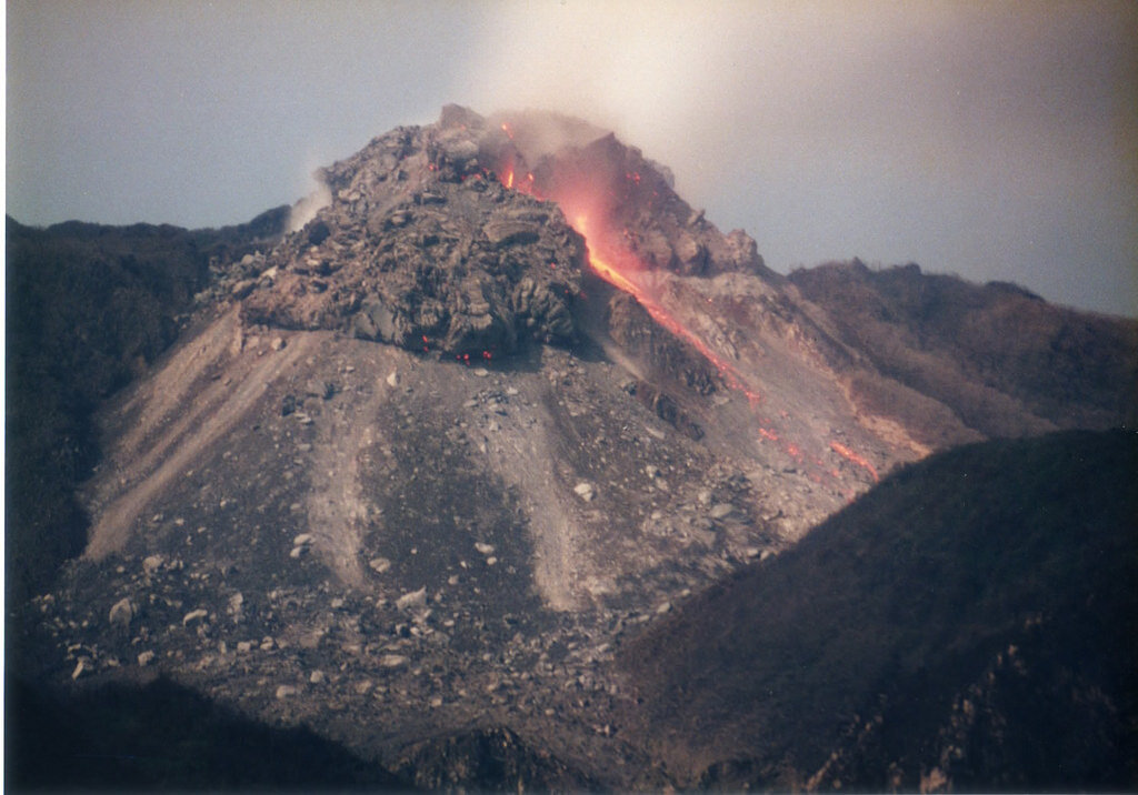 Горы землетрясения извержения вулканов. Ундзэн вулкан. Гора Ундзен, 1792. Извержение вулкана Ундзэн 1792. Извержение вулкана Ундзэн.