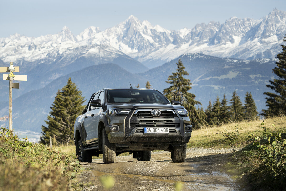 Toyota Hilux впечатляет как вседорожник, но и в городе свой.
