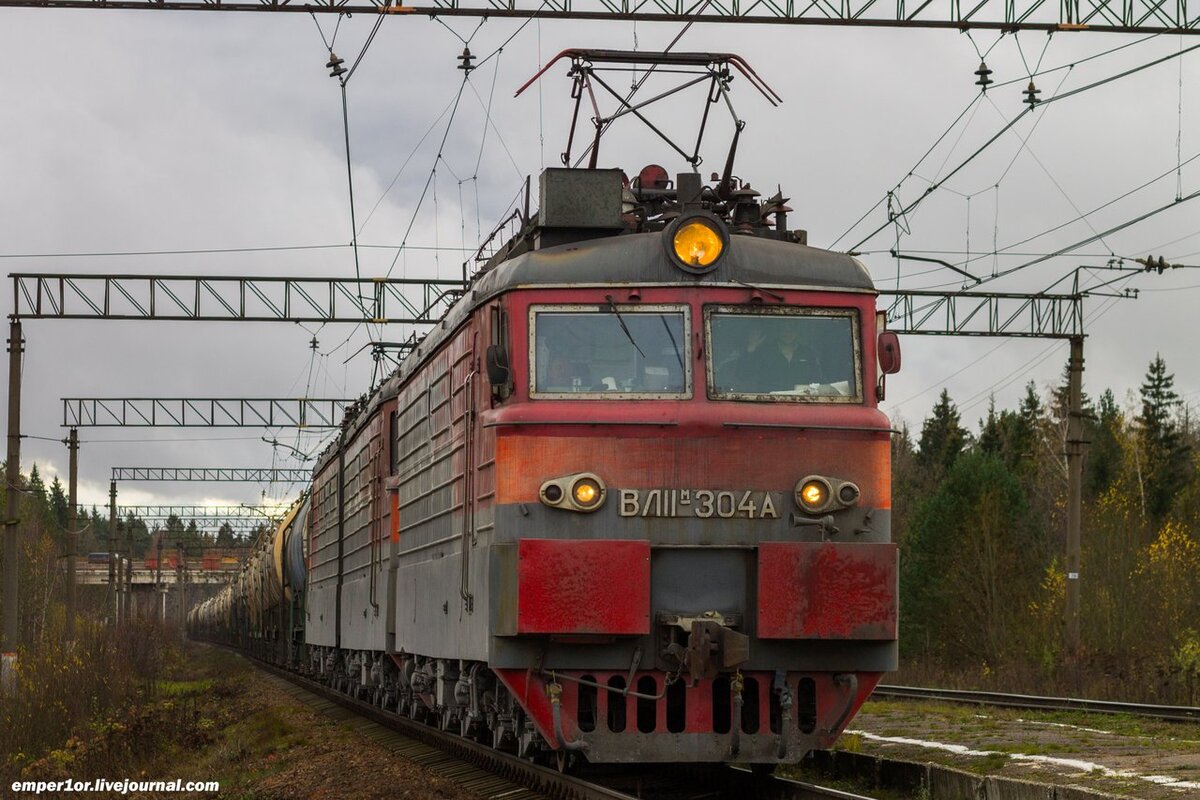 Электровоз ВЛ11М-304А/305 с наливным составом, платформа Жилино