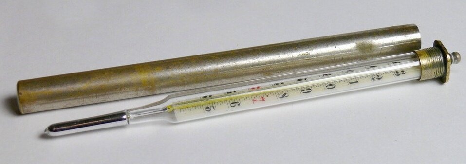 На фотографии изображен прибор который называется термометр. Ртутный термометр 19 века. Ртутный термометр 1714-1742. Ртутный градусник 19 века. Ртутный градусник Фаренгейта.