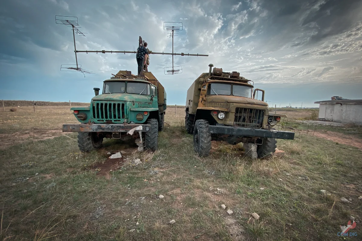 Брошенные военные грузовики в Крыму. Фото авторов канала ComDig