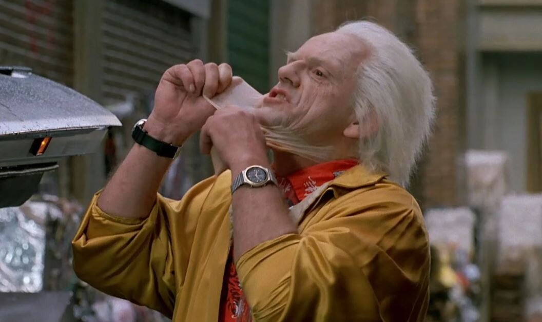 Док Браун снимает искуственную кожу. 