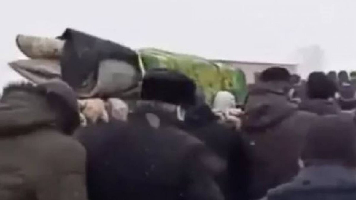 Террориста, обезглавившего французского учителя, с почестями похоронили в Чечне      В церемонии прощания приняли участие порядка 200 человек. 