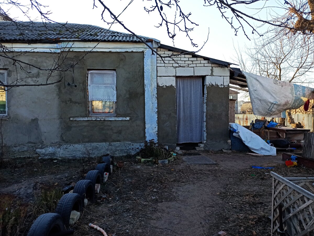 Полдомика с неремонтированной крышей