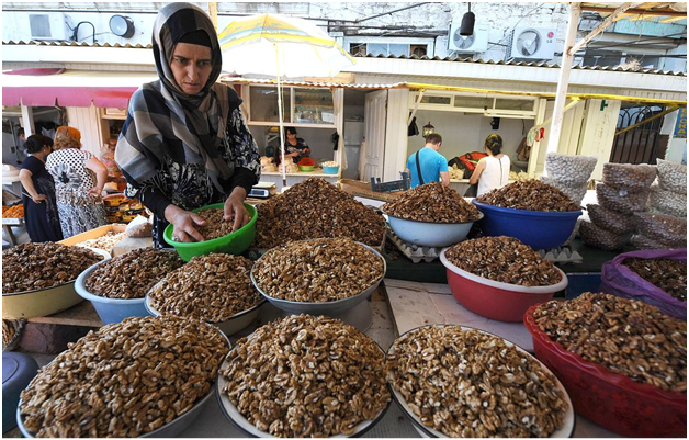 Продавцы трогают их грязными руками