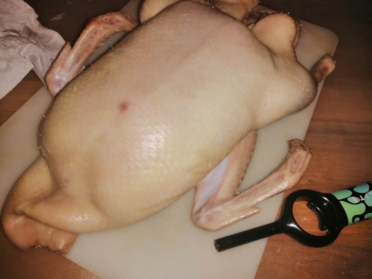 Плотненькая, подтянутая, шибко "волосатая"