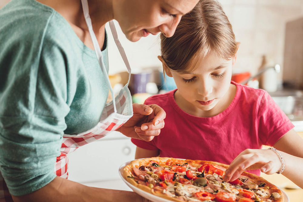 Рассчитывать на занятия. Пицца для детей. Семья пицца. Семья готовит пиццу. Дети готовят пиццу.