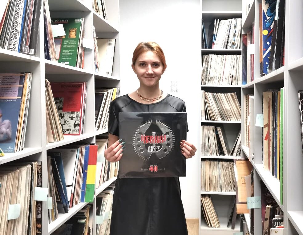 Аня держит в руках пластинку, изданную к сорокалетию коллектива