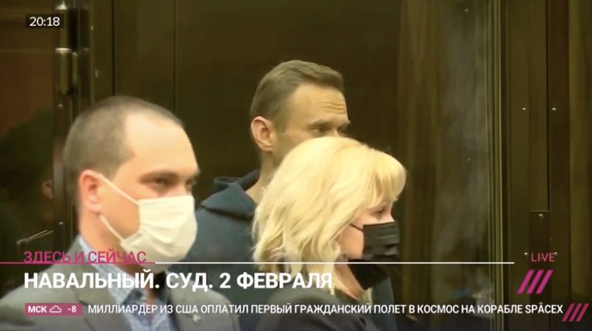 Навальный и его адвокаты слушают решение суда.