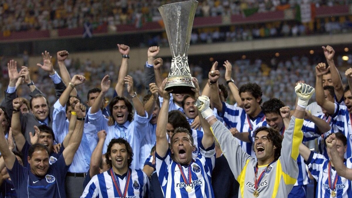 Порту с Кубком УЕФА-2003.