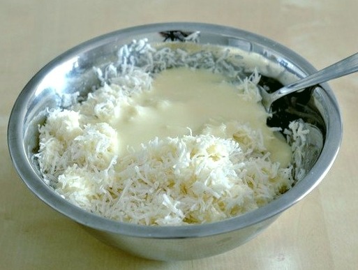 Рисунок 2.Хорошо перемещайте сгущенное молоко со стружкой