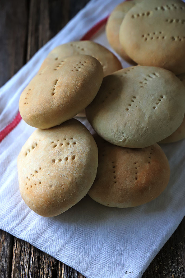 Чем то напоминает на хлеб Айюйя, но по вкусу он совершенно другой. 